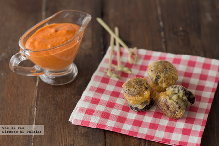 Morcilla rebozada con salsa de pimientos del piquillo. Receta
