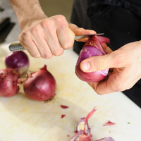 Este simples truque na cozinha pode impedir que cebolas te façam chorar — e você pode fazer rapidamente 