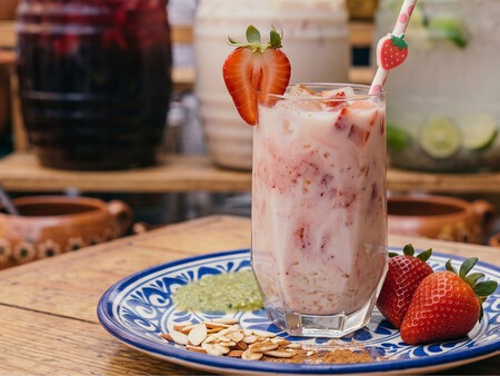 Cómo hacer agua de horchata con avena y fresa: una receta cremosa y fácil para disfrutar con antojitos en fiestas patrias