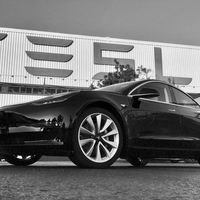 Por fin puedes ver al primer Tesla Model 3 tal cual ha salido de fábrica