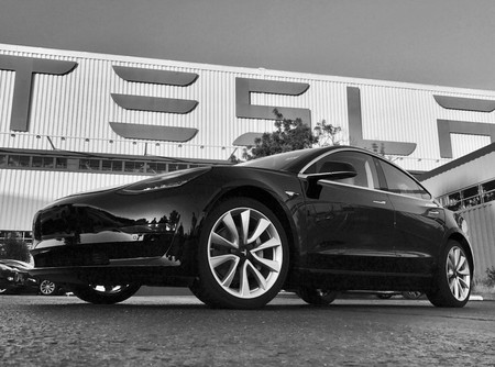 Por fin puedes ver al primer Tesla Model 3 tal cual ha salido de fábrica
