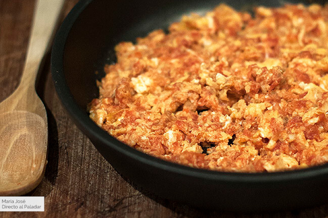 Receta de revuelto fácil de huevo y tomate