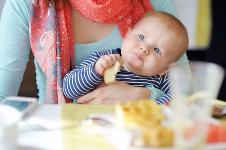 Bebe Comiendo Restaurante