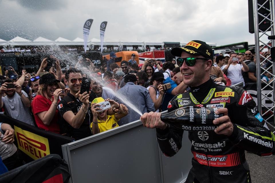 ¡Imparable! Jonathan Rea suma otro doblete en Italia y ya supera a Carl Fogarty