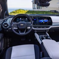 Tener el coche limpio es misión imposible con tantas pantallas, así que GM ha inventado una que se limpia sola