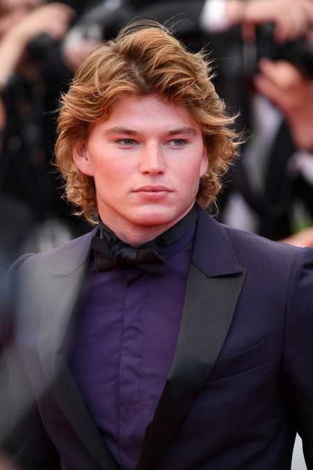 Jordan Barrett enfundado en ultravioleta para la alfombra roja de 'Blackkklansman' en Cannes