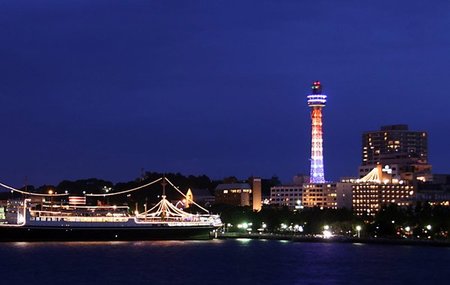 El Nissan Leaf ilumina una torre en Yokohama
