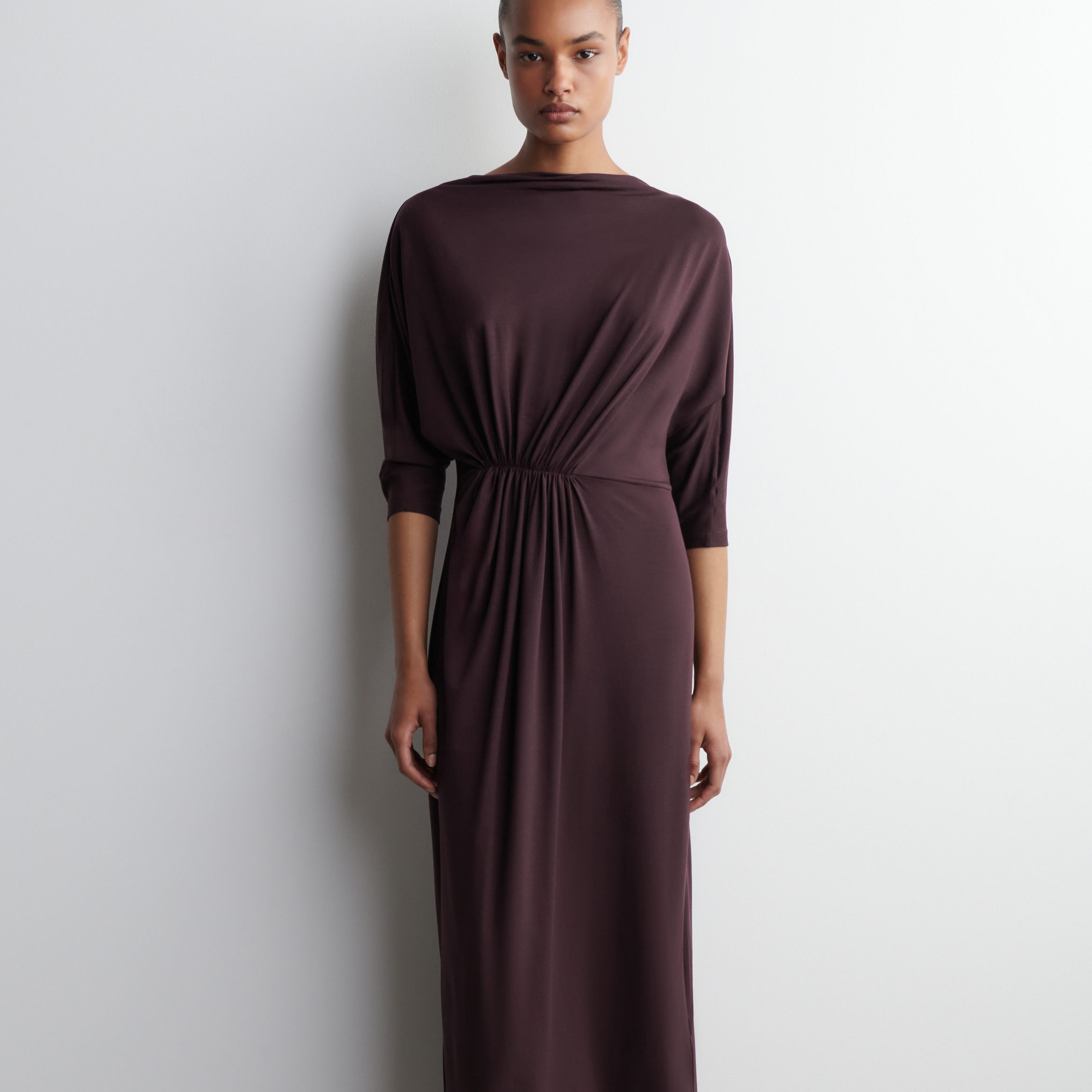 VESTIDO MIDI DRAPEADO CON CINTURA FRUNCIDA