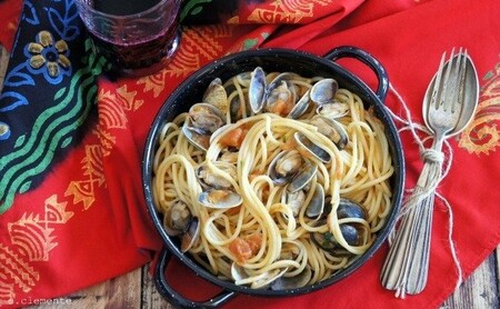 Espaguetis con almejas y anchoas, receta italiana llena de sabor a mar