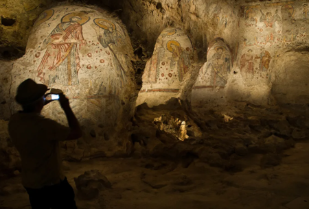 Dentro das igrejas rupestres de Matera