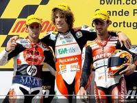 Simoncelli vence en Estoril y aprieta aún más el mundial