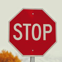 "Nos quieren arruinar". Un pueblo español se está forrando tras multar a más de la mitad de su gente por un STOP 