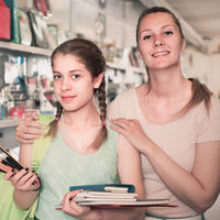 Planificar, comparar y adquirir los libros de texto por Internet: así organizan las familias la vuelta al cole, según una encuesta