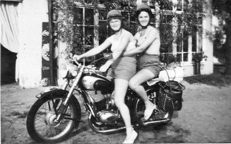 Mujeres En Moto1