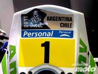 Marc Coma entrega el envío MRW que ha "transportado" durante el Dakar 2011