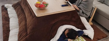 Así es el kotatsu, la peculiar versión japonesa de la típica mesa camilla para ahorrar electricidad y calefacción en invierno
