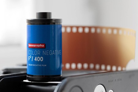Dejan envejecer un carrete de fotos único "para ver qué pasa": F²/400 la última ocurrencia de Lomography