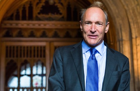 El padre de la World Wide Web cree que Facebook y Google deben liderar la lucha contra las noticias falsas