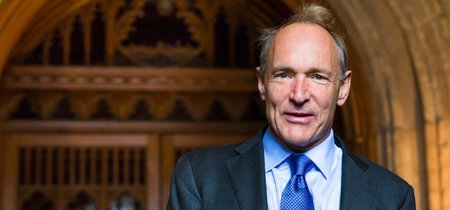 El padre de la World Wide Web cree que Facebook y Google deben liderar la lucha contra las noticias falsas 