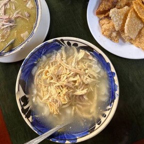 Pasa desapercibida, pero esta pozolería de la CDMX supera a La Casa de Toño en sabor y precios: sirven en una cazuela el pozole  