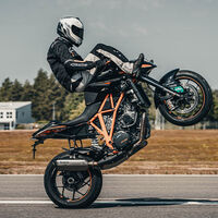 Si la pregunta es si hay un récord Guinnes por hacer un caballito sentado en el depósito de tu moto, la respuesta es sí: este colgado lo ha conseguido a más de 200 km/h 