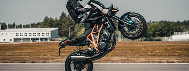 Si la pregunta es si hay un récord Guinnes por hacer un caballito sentado en el depósito de tu moto, la respuesta es sí: este colgado lo ha conseguido a más de 200 km/h 