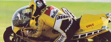 Los mayores de 60 años no lo hacían, pero a los jóvenes les obsesiona. Por qué y cuándo usar el truco de tocar rodilla en moto 