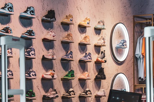 El Corte Inglés vacía su almacén de zapatillas Nike con descuentos de hasta el 50% en su outlet 