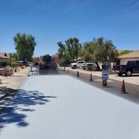 El asfalto negro de Phoenix puede alcanzar 82 ºC en verano. La ciudad lleva años probando una solución: cubrirlo de gris