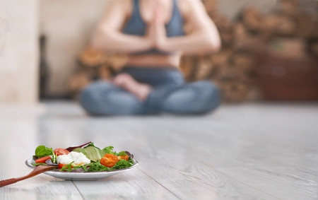 Qué comer antes y después de una clase de Yoga para sacarle todo el partido a tu entrenamiento
