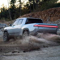 ¡Que tiemble Tesla! La pick-up eléctrica Rivian R1T será capaz de girar como lo hace un tanque