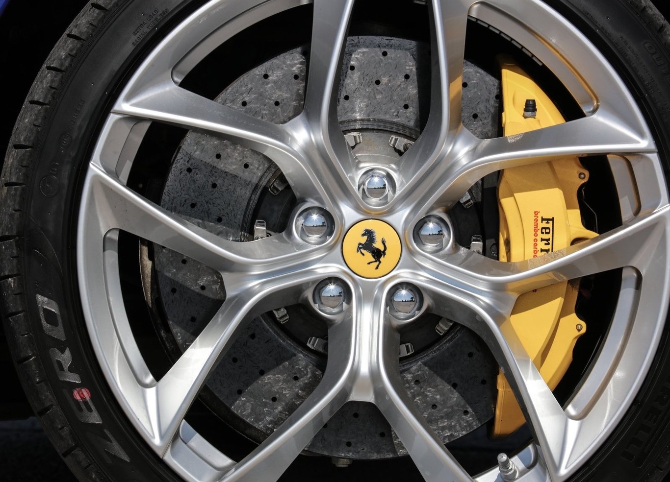 Desde acusar a ONG hasta llevar fans a juicio: estas son las demandas más descabelladas que ha impuesto Ferrari