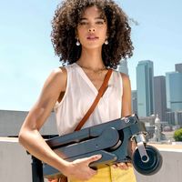 Con frenada regenerativa y siempre cargado gracias al coche: así es el futuro patinete eléctrico de Hyundai