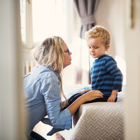 Cuando le digas a tu hijo “eso no se hace”, enséñale cómo hacerlo