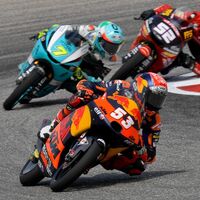 Deniz Öncü, sancionado sin correr en Misano y Portimao tras provocar un accidente que pudo ser fatal para Pedro Acosta 