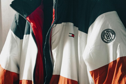 El Corte Inglés vende en su outlet decenas de sudaderas, camisas y más de Tommy Hilfiger con hasta un 70% de descuento  