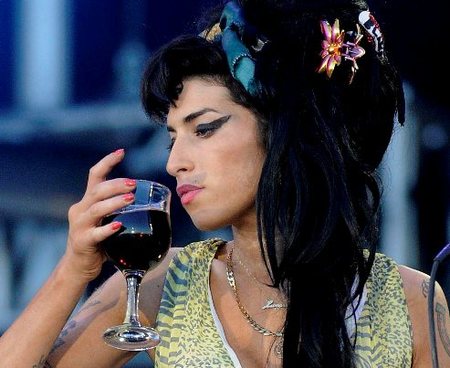 Amy Winehouse rompe con su marido y al hospital