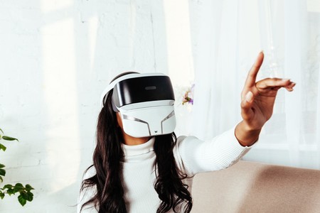 FeelReal VR Mask quiere extender la realidad virtual convencional a la dimensión olfativa y táctil