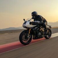¡Exquisita! La Triumph Speed Triple 1200 RR es una preciosa deportiva de aires retro, 180 CV y suspensiones electrónicas Öhlins