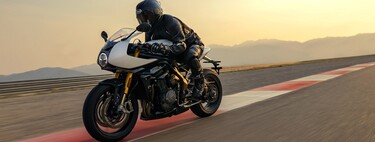 ¡Exquisita! La Triumph Speed Triple 1200 RR es una preciosa deportiva de aires retro, 180 CV y suspensiones electrónicas Öhlins