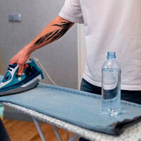 Descubrí el agua para planchar por casualidad y no puedo explicar cómo mi plancha sigue funcionando. Así se usa