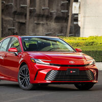 El Toyota Camry 2025 ya tiene precio en México: ahora es más barato y toda la gama es híbrida