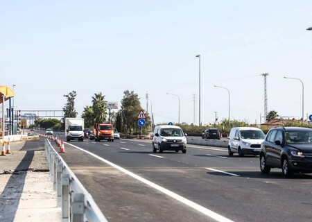 Placas solares en los peajes para abastecer la red de carreteras: el proyecto que ha puesto en marcha Cataluña