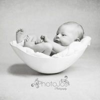 Las fotos de recién nacidos que causan furor: con los bebés en el molde de la barriga de su madre embarazada