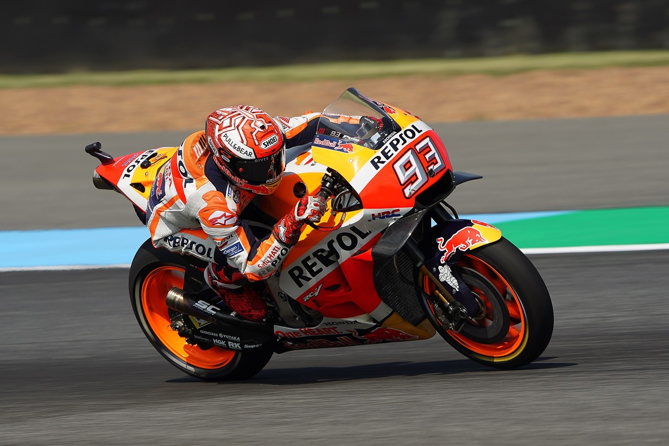Marc Márquez doblega a Andrea Dovizioso en un duelo para el recuerdo en el primer GP de Tailandia de MotoGP
