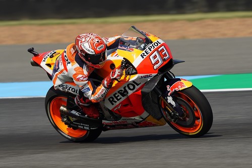 Marc Márquez doblega a Andrea Dovizioso en un duelo para el recuerdo en el primer GP de Tailandia de MotoGP