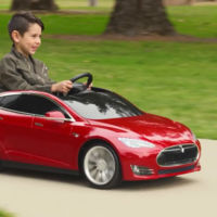 ¡Quién pudiera volver a ser niño para tener este Tesla Model S de juguete!