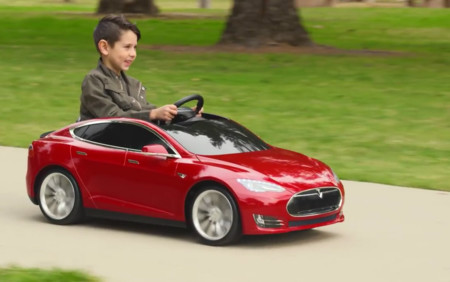 ¡Quién pudiera volver a ser niño para tener este Tesla Model S de juguete!