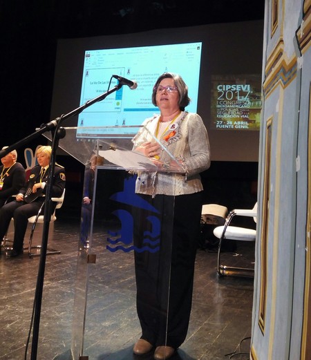 Flor Zapata Ruiz, Madre de Helena, dando una charla sobre concienciación.