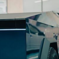 La explosión de una Tesla Cybertruck destapó otra alarma: los autos "espían" todo, desde cuánto tienes en el banco, hasta tus evaluaciones de desempeño en el trabajo